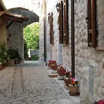 Relais Borgo Campello * كامبيلو سول كليتونو